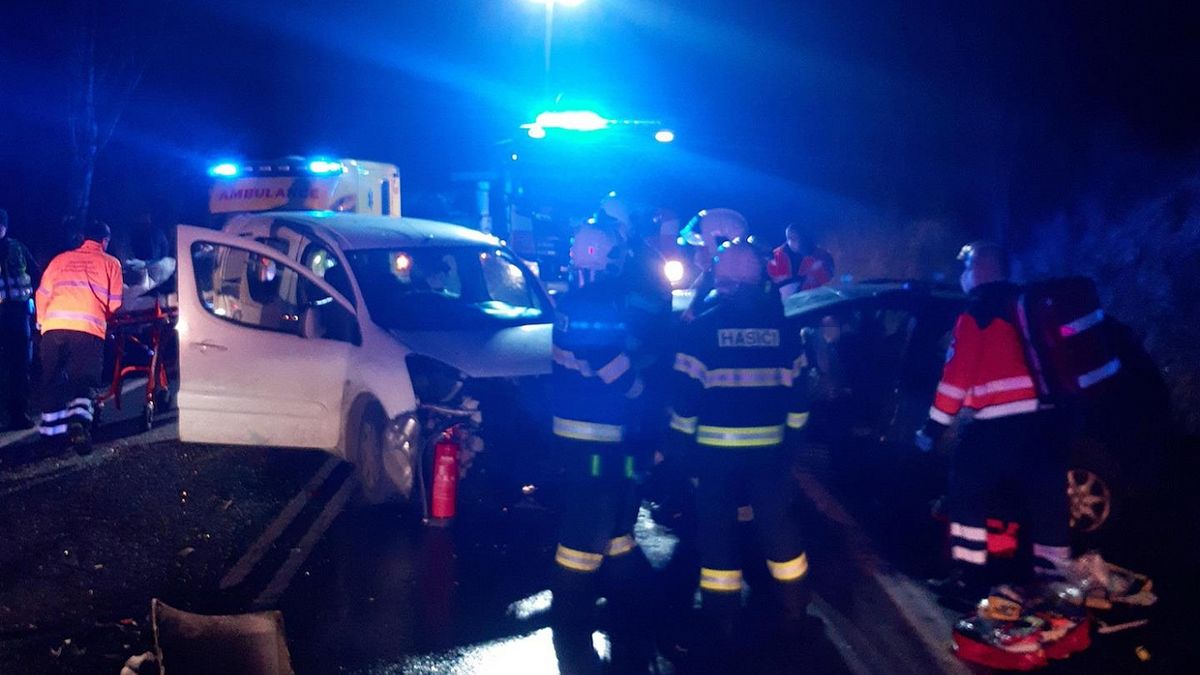 Čelní srážka aut na Příbramsku: Sedm zraněných